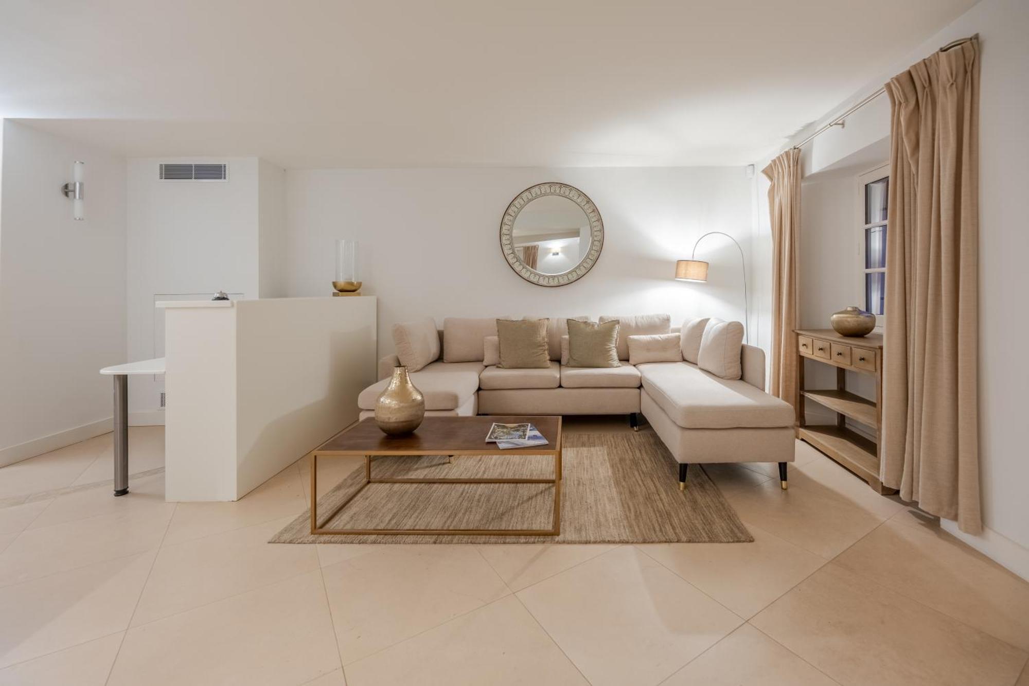 Beau Clocher Saint-Tropez Buitenkant foto